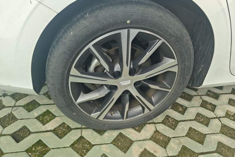 Used Geely Auto Emgrand 2023 4th Generation Champion Edition 1.5L CVT Prestige Model Exterior 5