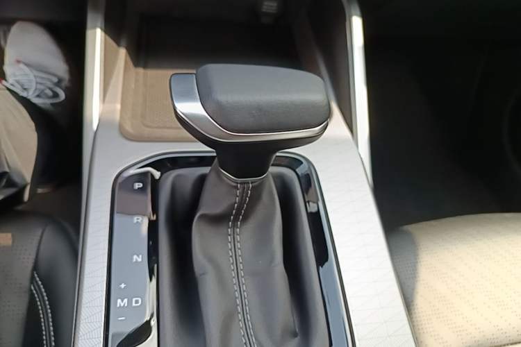 Used Geely Auto Emgrand 2023 4th Generation Champion Edition 1.5L CVT Prestige Model Gear Lever