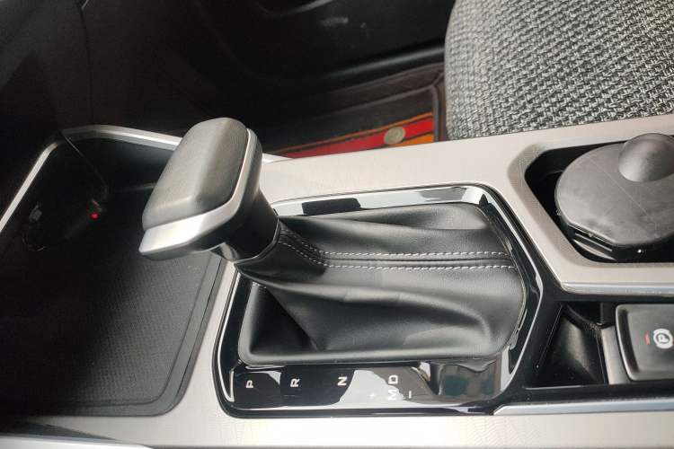 Used Geely Auto Emgrand 2023 4th Generation Champion Edition 1.5L CVT Luxury Model Gear Lever