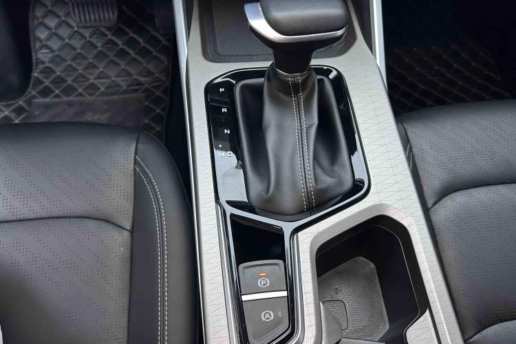 Used Geely Auto Emgrand 2023 4th Generation Champion Edition 1.5L CVT Luxury Model Gear Lever