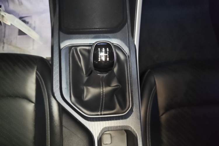 Used Geely Auto Emgrand 2023 4th Generation Champion Edition 1.5L Manual Luxury Model Gear Lever