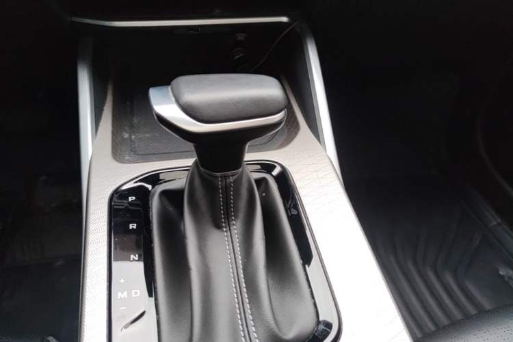 Used Geely Auto Emgrand 2023 4th Generation Champion Edition 1.5L CVT Prestige Model Gear Lever