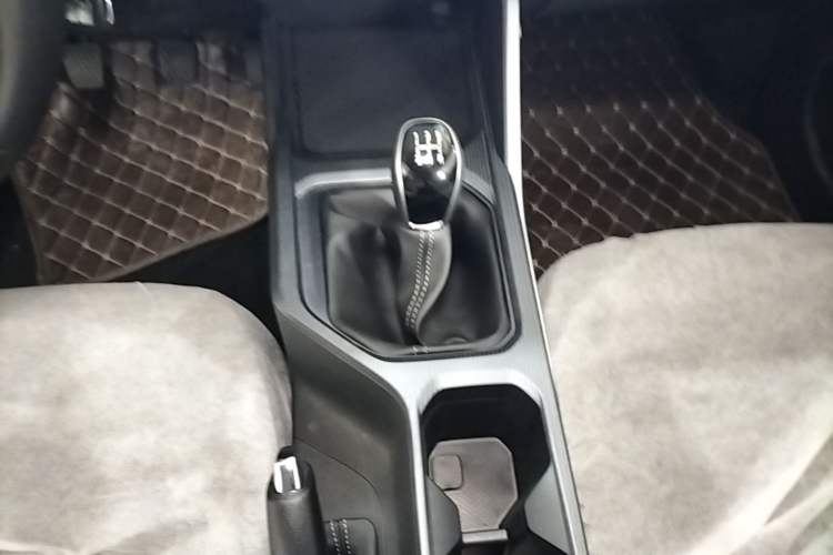 Used Geely Auto Emgrand 2023 4th Generation Champion Edition 1.5L Manual Luxury Model Gear Lever
