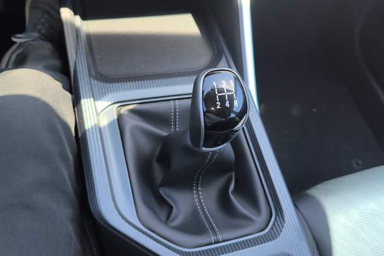 Used Geely Auto Emgrand 2023 4th Generation Champion Edition 1.5L Manual Luxury Model Gear Lever