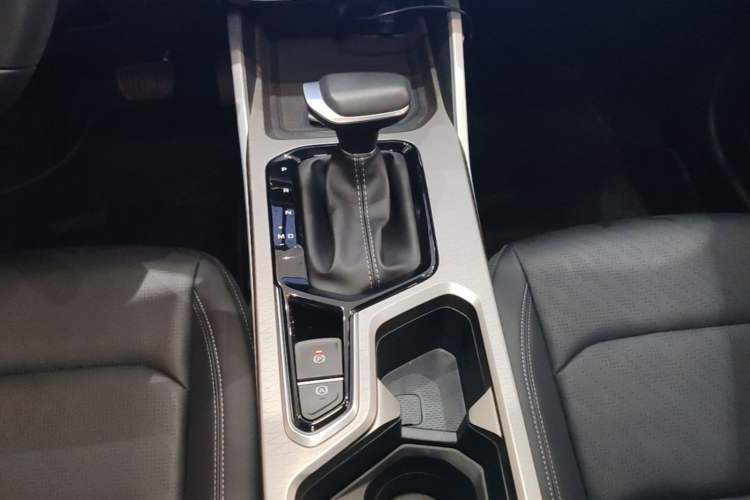 Used Geely Auto Emgrand 2023 4th Generation Champion Edition 1.5L CVT Prestige Model Gear Lever