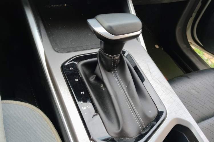 Used Geely Auto Emgrand 2023 4th Generation Champion Edition 1.5L CVT Luxury Model Gear Lever