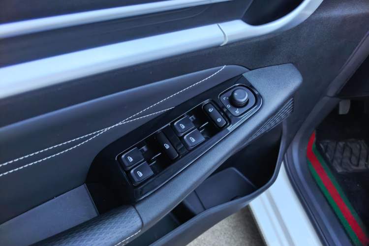 Used Geely Auto Emgrand 2023 4th Generation Champion Edition 1.5L Manual Luxury Model Interior 2