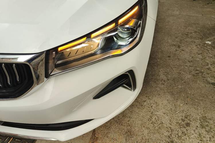 Used Geely Auto Emgrand 2023 4th Generation Champion Edition 1.5L Manual Luxury Model Left Front Headlight