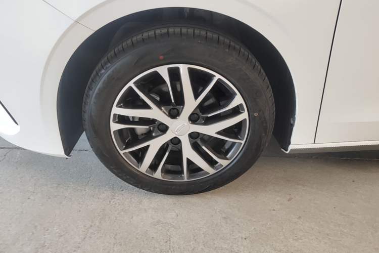 Used Geely Auto Emgrand 2023 4th Generation Champion Edition 1.5L Manual Luxury Model Left Front Wheel Hub