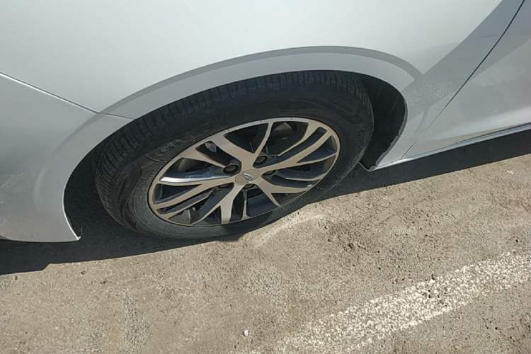 Used Geely Auto Emgrand 2023 4th Generation Champion Edition 1.5L CVT Luxury Model Left Front Wheel Hub