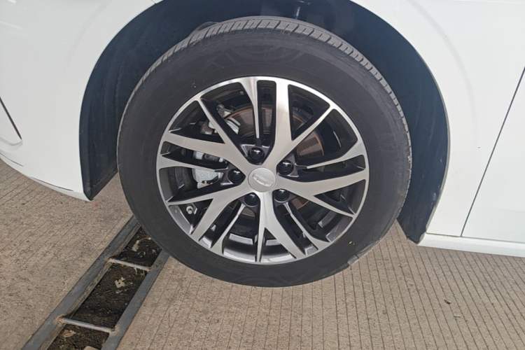 Used Geely Auto Emgrand 2023 4th Generation Champion Edition 1.5L CVT Luxury Model Left Front Wheel Hub