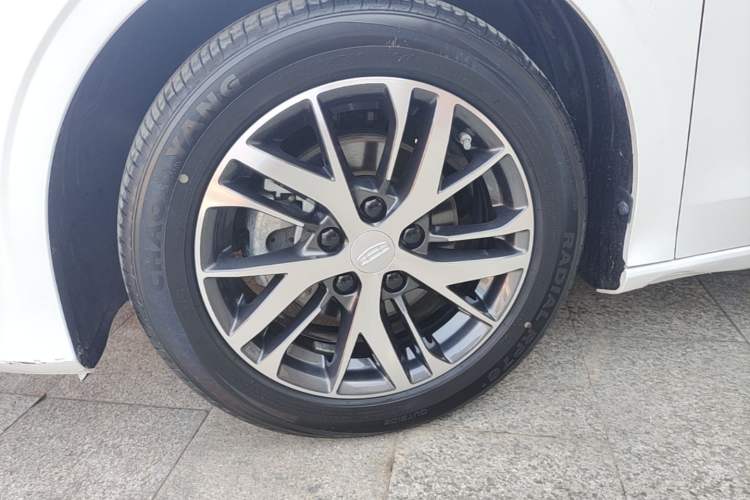 Used Geely Auto Emgrand 2023 4th Generation Champion Edition 1.5L CVT Luxury Model Left Front Wheel Hub