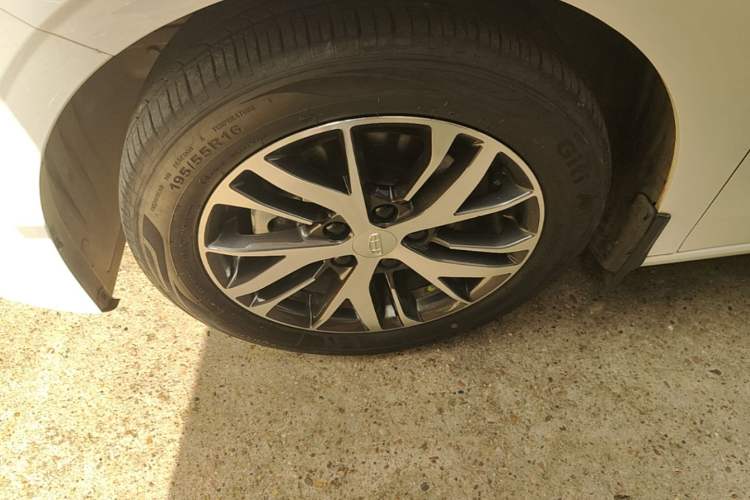 Used Geely Auto Emgrand 2023 4th Generation Champion Edition 1.5L Manual Luxury Model Left Front Wheel Hub