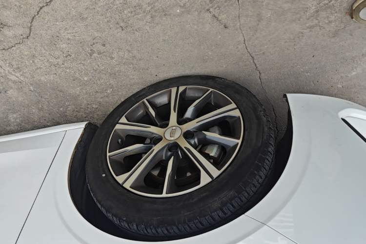 Used Geely Auto Emgrand 2023 4th Generation Champion Edition 1.5L CVT Prestige Model Left Front Wheel Hub