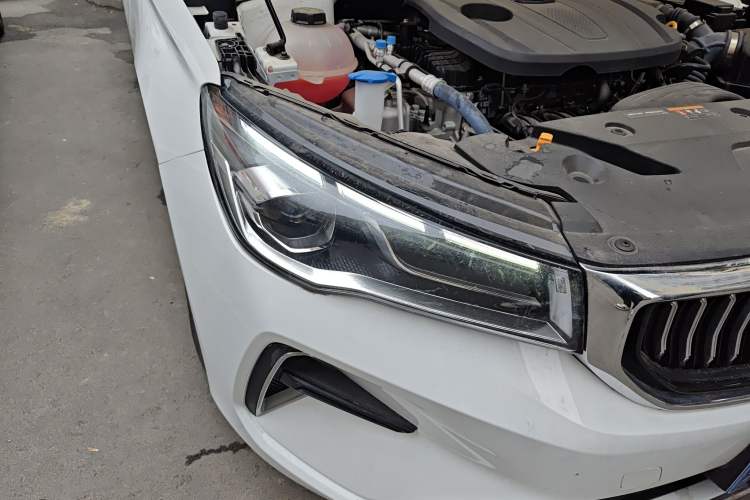 Used Geely Auto Emgrand 2023 4th Generation Champion Edition 1.5L CVT Luxury Model Right Front Headlight