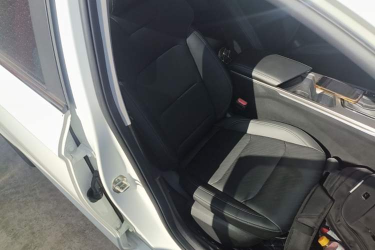 Used Geely Auto Emgrand 2023 4th Generation Champion Edition 1.5L CVT Prestige Model Right Front Seat