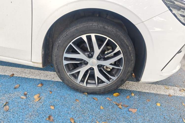 Used Geely Auto Emgrand 2023 4th Generation Champion Edition 1.5L Manual Luxury Model Right Front Wheel Hub