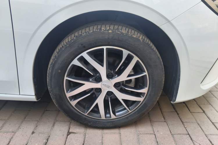 Used Geely Auto Emgrand 2023 4th Generation Champion Edition 1.5L Manual Luxury Model Right Front Wheel Hub