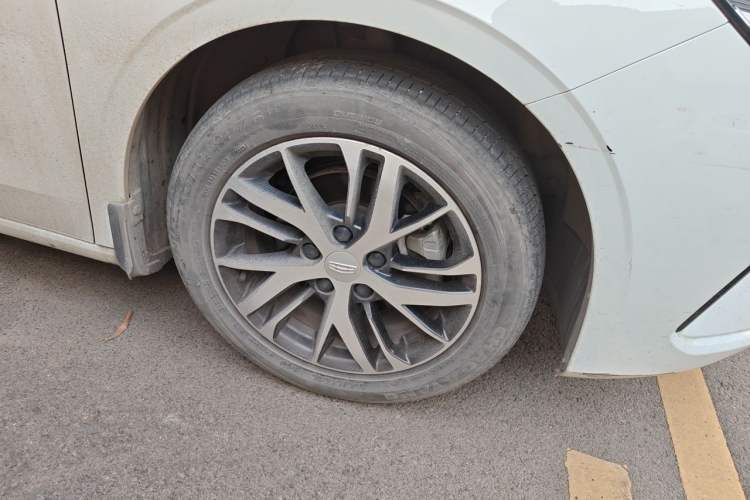 Used Geely Auto Emgrand 2023 4th Generation Champion Edition 1.5L Manual Luxury Model Right Front Wheel Hub