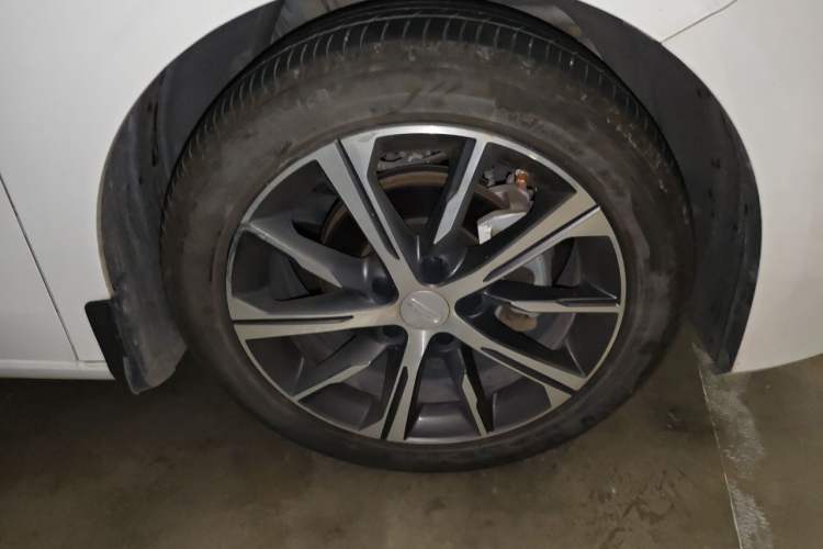 Used Geely Auto Emgrand 2023 4th Generation Champion Edition 1.5L CVT Prestige Model Right Front Wheel Hub