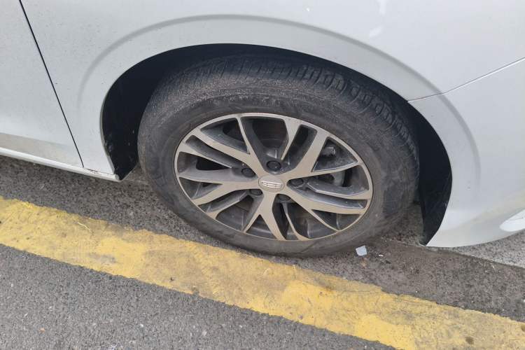 Used Geely Auto Emgrand 2023 4th Generation Champion Edition 1.5L Manual Luxury Model Right Front Wheel Hub