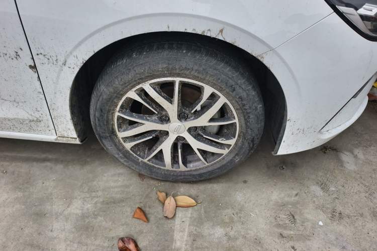 Used Geely Auto Emgrand 2023 4th Generation Champion Edition 1.5L Manual Luxury Model Right Front Wheel Hub