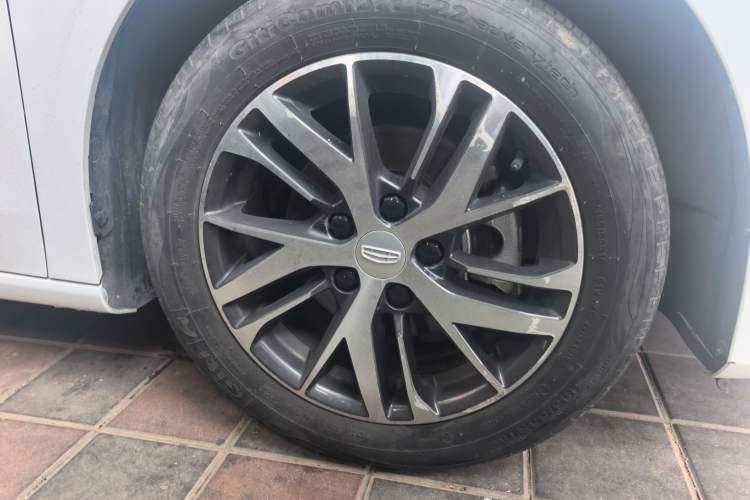 Used Geely Auto Emgrand 2023 4th Generation Champion Edition 1.5L Manual Luxury Model Right Front Wheel Hub