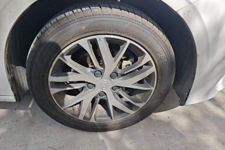Used Geely Auto Emgrand 2023 4th Generation Champion Edition 1.5L Manual Luxury Model Right Front Wheel Hub