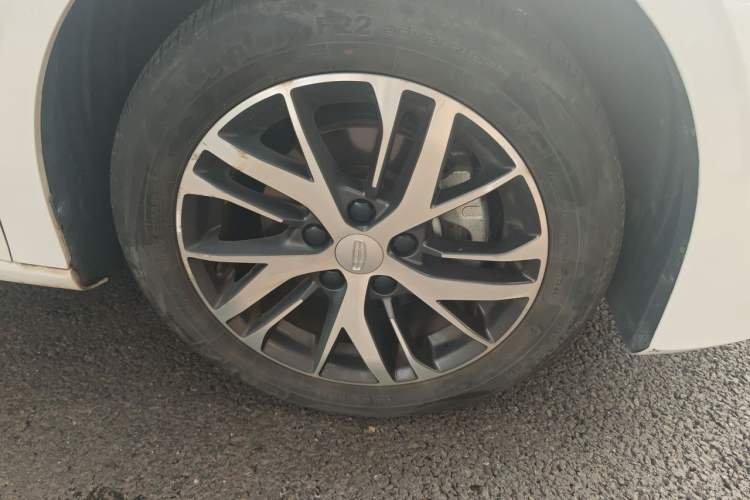 Used Geely Auto Emgrand 2023 4th Generation Champion Edition 1.5L Manual Luxury Model Right Front Wheel Hub