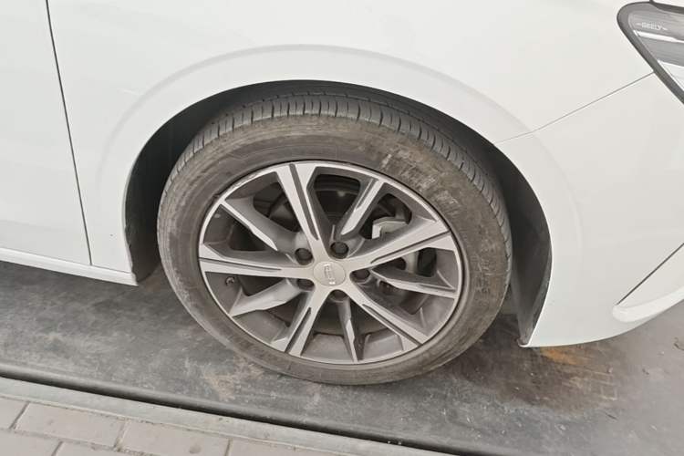Used Geely Auto Emgrand 2023 4th Generation Champion Edition 1.5L CVT Prestige Model Right Front Wheel Hub