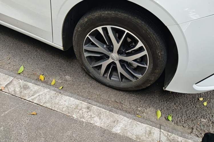 Used Geely Auto Emgrand 2023 4th Generation Champion Edition 1.5L Manual Luxury Model Right Front Wheel Hub