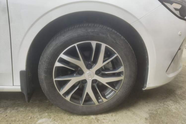 Used Geely Auto Emgrand 2023 4th Generation Champion Edition 1.5L Manual Luxury Model Right Front Wheel Hub