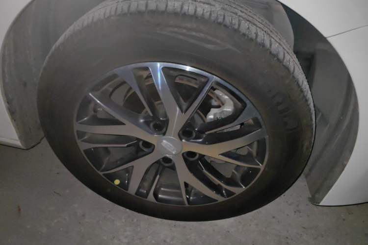 Used Geely Auto Emgrand 2023 4th Generation Champion Edition 1.5L Manual Luxury Model Right Front Wheel Hub