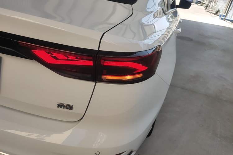 Used Geely Auto Emgrand 2023 4th Generation Champion Edition 1.5L Manual Luxury Model Right Rear Taillight