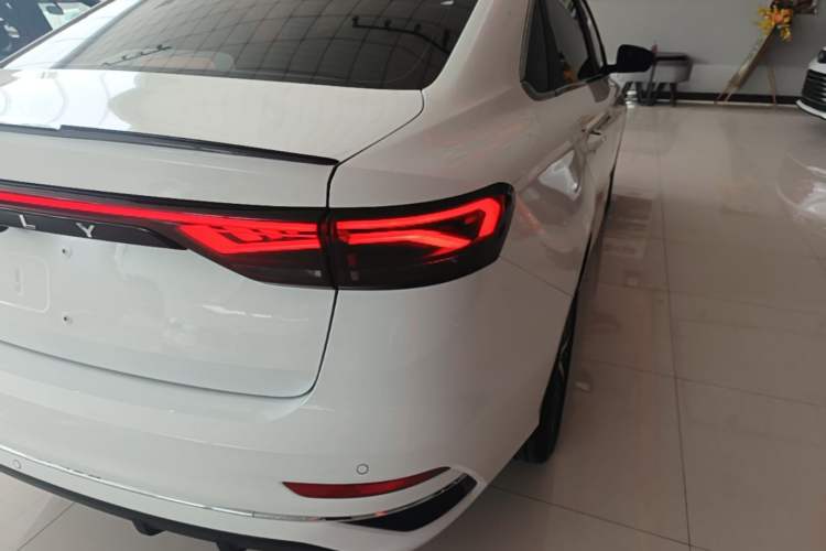 Used Geely Auto Emgrand 2023 4th Generation Champion Edition 1.5L CVT Flagship Model Right Rear Taillight