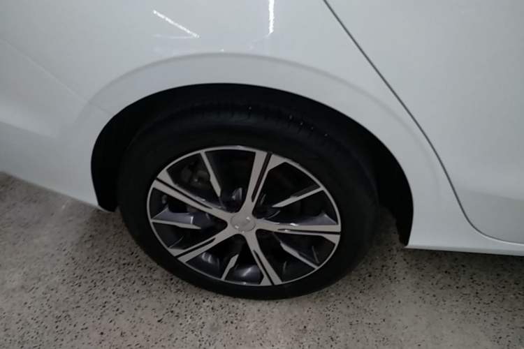 Used Geely Auto Emgrand 2023 4th Generation Champion Edition 1.5L CVT Prestige Model Right Rear Wheel Hub