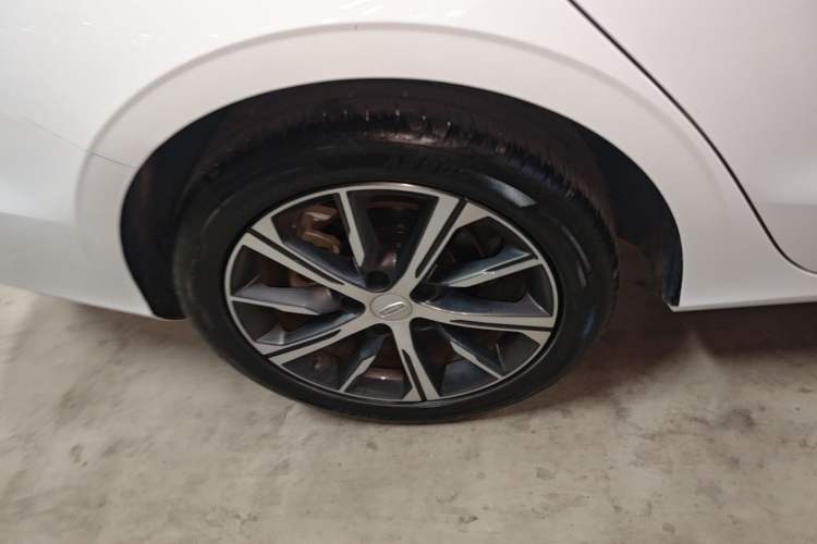 Used Geely Auto Emgrand 2023 4th Generation Champion Edition 1.5L CVT Prestige Model Right Rear Wheel Hub