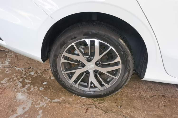 Used Geely Auto Emgrand 2023 4th Generation Champion Edition 1.5L Manual Luxury Model Right Rear Wheel Hub