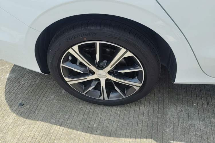 Used Geely Auto Emgrand 2023 4th Generation Champion Edition 1.5L CVT Prestige Model Right Rear Wheel Hub