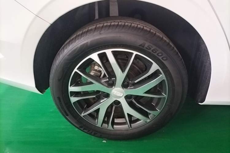 Used Geely Auto Emgrand 2023 4th Generation Champion Edition 1.5L Manual Luxury Model Right Rear Wheel Hub