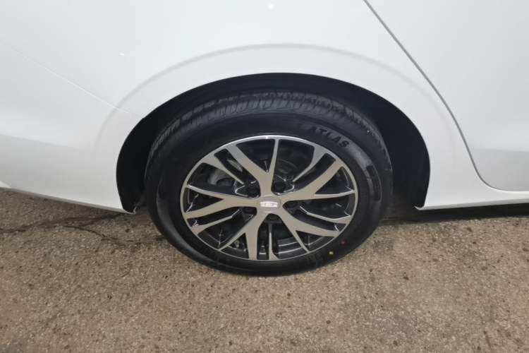 Used Geely Auto Emgrand 2023 4th Generation Champion Edition 1.5L CVT Luxury Model Right Rear Wheel Hub