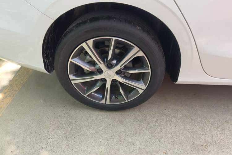 Used Geely Auto Emgrand 2023 4th Generation Champion Edition 1.5L CVT Prestige Model Right Rear Wheel Hub