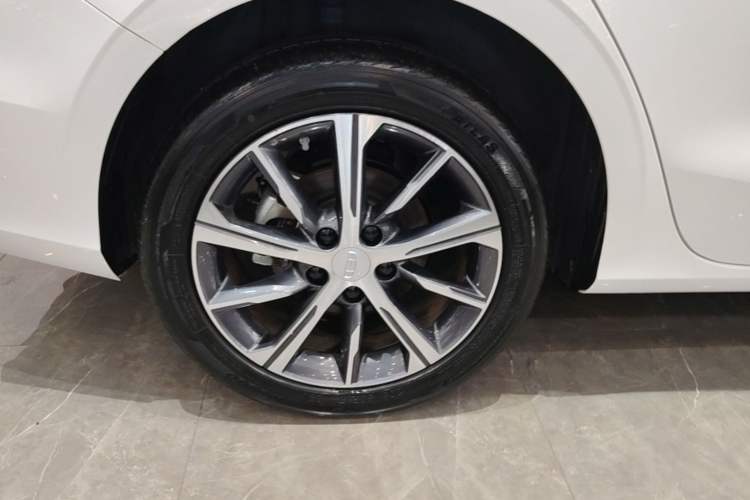 Used Geely Auto Emgrand 2023 4th Generation Champion Edition 1.5L CVT Prestige Model Right Rear Wheel Hub