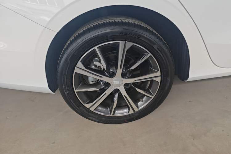 Used Geely Auto Emgrand 2023 4th Generation Champion Edition 1.5L CVT Flagship Model Right Rear Wheel Hub