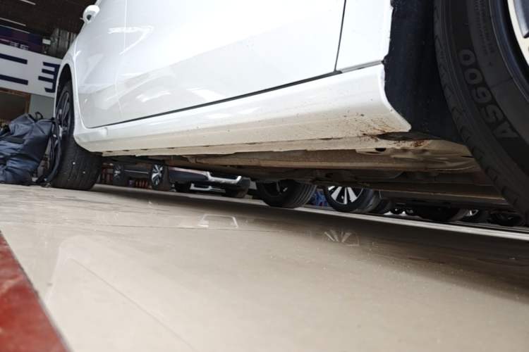 Used Geely Auto Emgrand 2023 4th Generation Champion Edition 1.5L CVT Prestige Model Right Side Sill