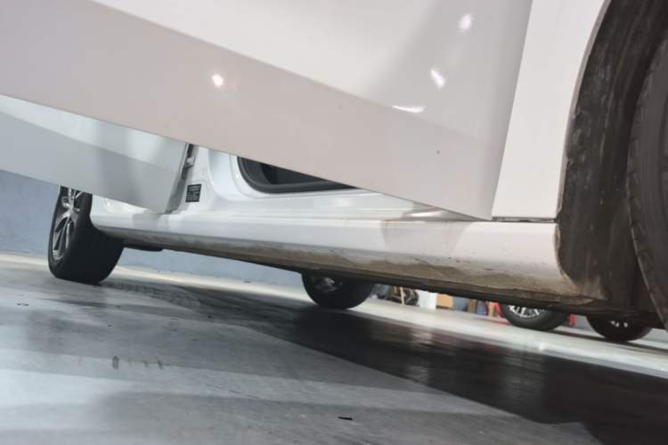 Used Geely Auto Emgrand 2023 4th Generation Champion Edition 1.5L CVT Prestige Model Right Side Sill