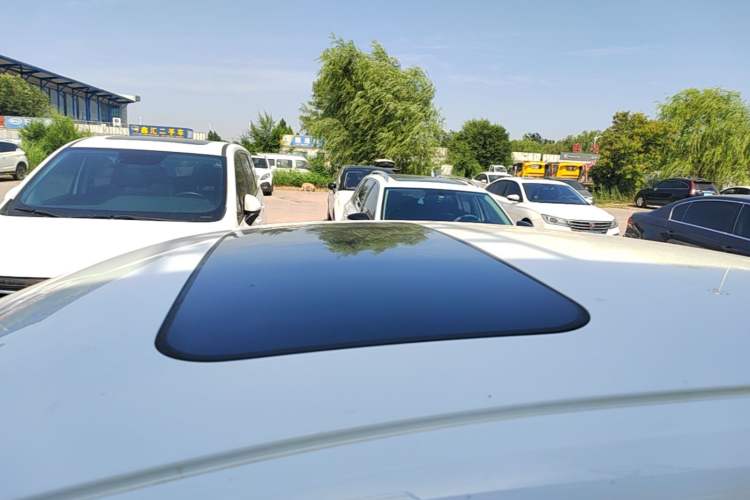 Used Geely Auto Emgrand 2023 4th Generation Champion Edition 1.5L CVT Prestige Model Roof