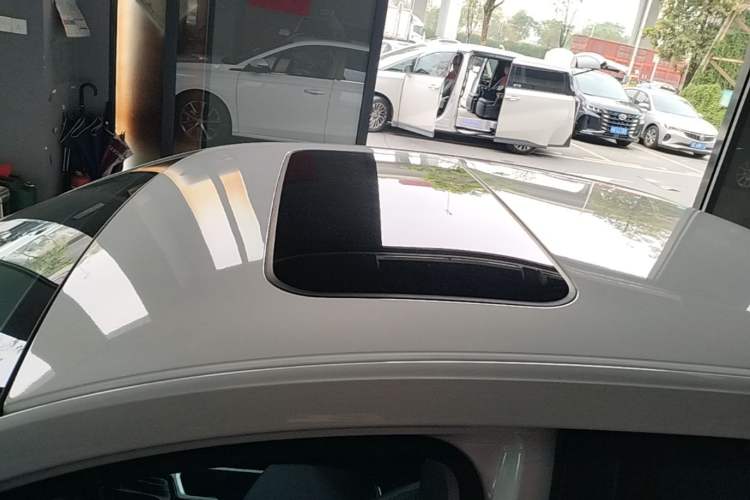 Used Geely Auto Emgrand 2023 4th Generation Champion Edition 1.5L CVT Prestige Model Roof