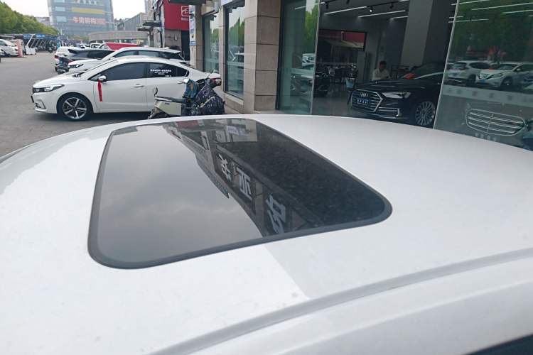 Used Geely Auto Emgrand 2023 4th Generation Champion Edition 1.5L CVT Prestige Model Roof