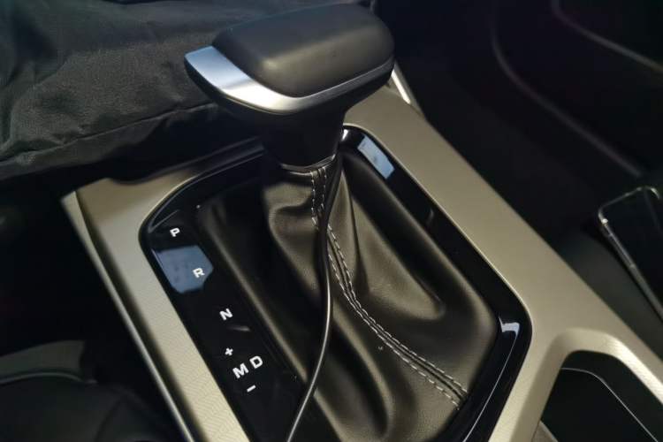 Used Geely Auto Emgrand 2025 4th Generation 1.5L CVT Longteng Edition Gear Lever